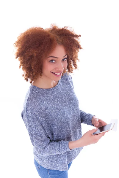 Młoda kobieta wysyłając wiadomość tekstową na jej telefon — Zdjęcie stockowe