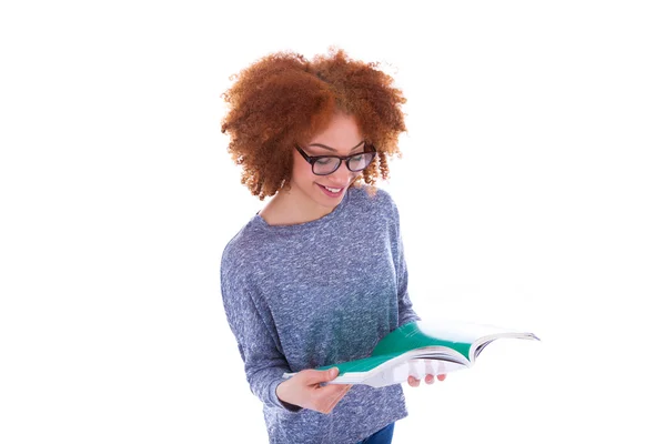 Svart amerikansk student tjej läser en bok — Stockfoto