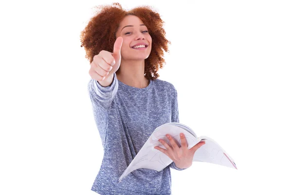 Schwarze afrikanisch-amerikanische Studentin hält ein Buch in der Hand — Stockfoto