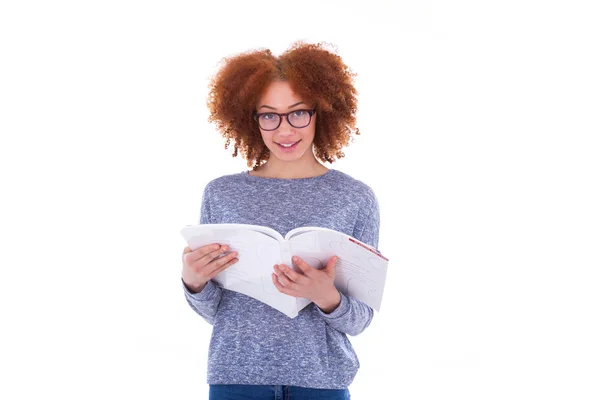 Svart amerikansk student tjej läser en bok — Stockfoto