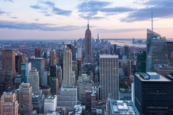 Vista aérea nocturna del horizonte de Manhattan - Nueva York — Foto de Stock