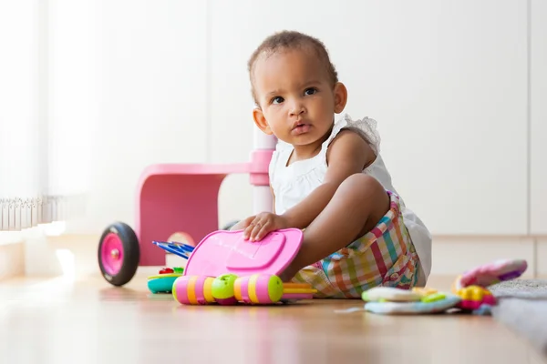 Pequena menina afro-americana sentada — Fotografia de Stock