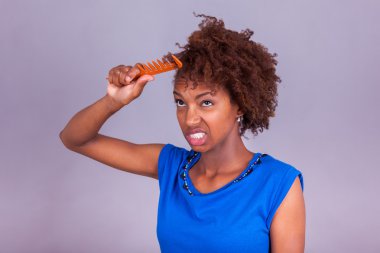 Genç Afrikalı-Amerikalı kadın onun kıvırcık saç afro - Blac tarama