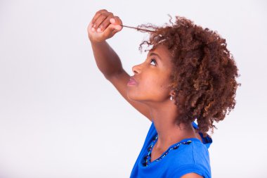 Onun kıvırcık saç afro - Blac tutan genç Afrikalı-Amerikalı kadın