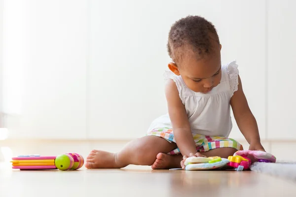 Retrato de una niña afroamericana sentada en la f — Foto de Stock