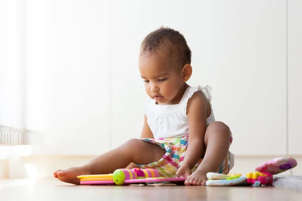 Retrato de una niña afroamericana sentada en la f — Foto de Stock