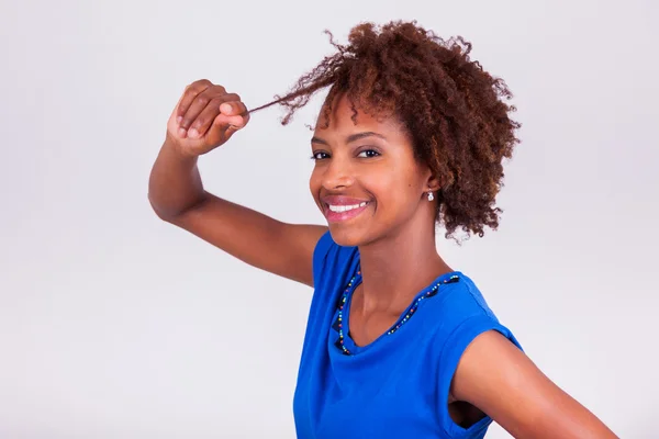 Joven mujer afroamericana sosteniendo su pelo afro muy rizado - Blac —  Fotos de Stock