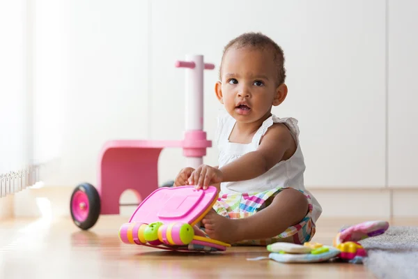 Retrato de una niña afroamericana sentada en la f — Foto de Stock