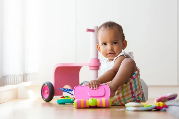 Портрет афро-американських маленька дівчинка сидить на f — стокове фото