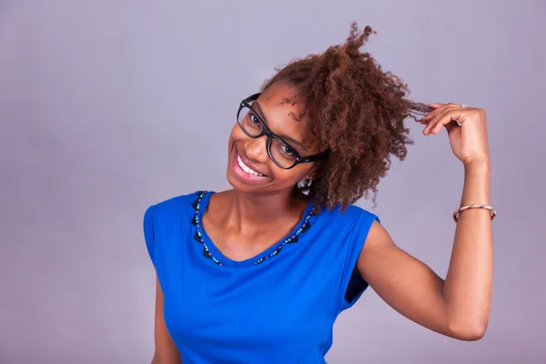 Młody African American kobieta trzyma jej kręconych włosów afro - Blac — Zdjęcie stockowe