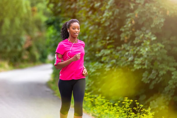 African american vrouw loper joggen buiten - Fitness, peopl — Stockfoto