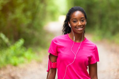  Afrikalı-Amerikalı kadın jogger portre - Fitness, insanlar ve h
