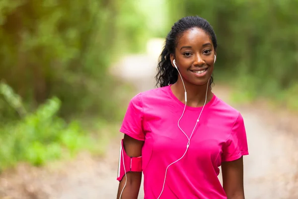 Ritratto da jogger donna afroamericana - Fitness, persone e h — Foto Stock