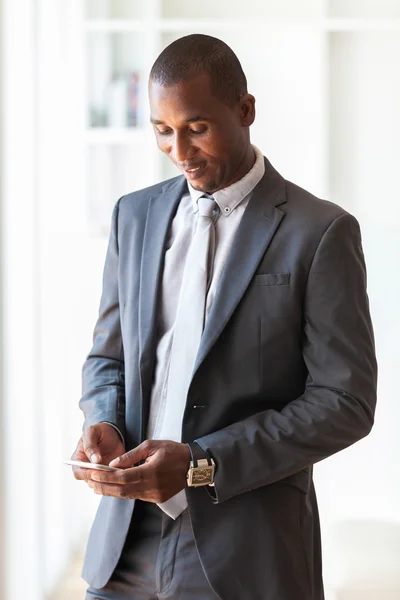 Portrait d'un jeune homme d'affaires afro-américain utilisant un mobile — Photo