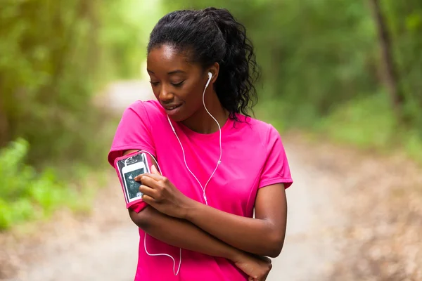 African american vrouw jogger portret - Fitness, mensen en h — Stockfoto