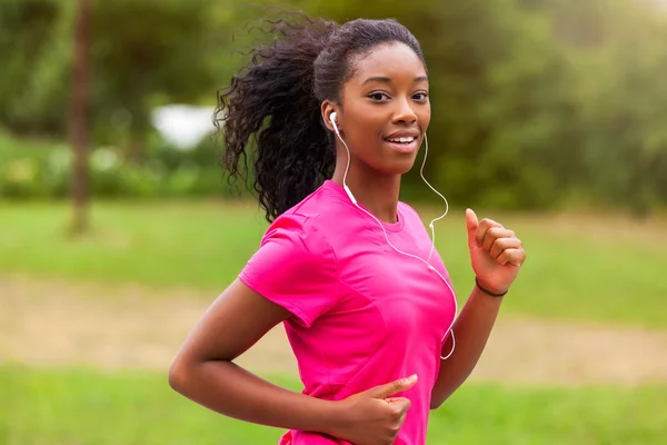 African american kobieta lekkoatletka biegania na świeżym powietrzu - Fitness, peopl — Zdjęcie stockowe