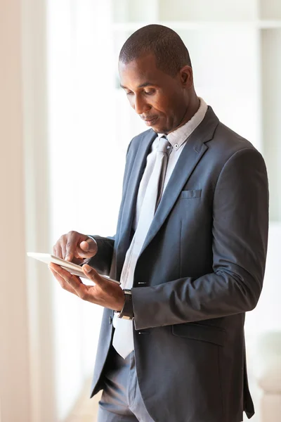 Africano americano homem de negócios usando um tátil tablet-Black peop — Fotografia de Stock