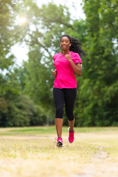 Africano americano mulher corredor correndo ao ar livre Fitness, peopl — Fotografia de Stock