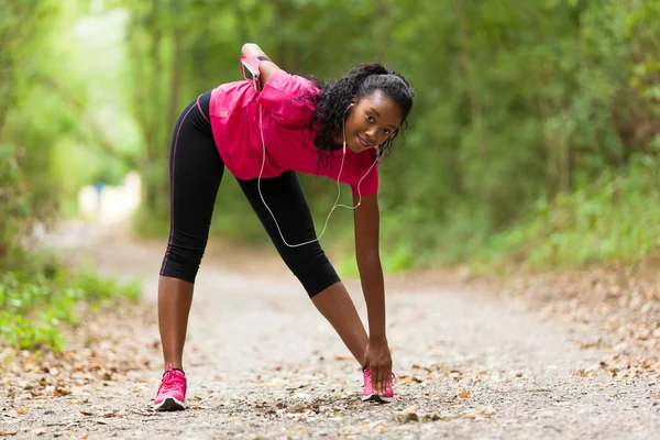 Africano jogger mulher americana alongamento Fitness, pessoas e — Fotografia de Stock