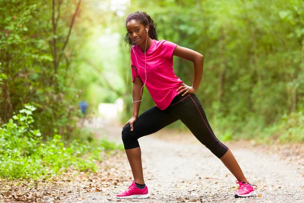 Mujer afroamericana jogger estiramiento - Fitness, personas y — Foto de Stock