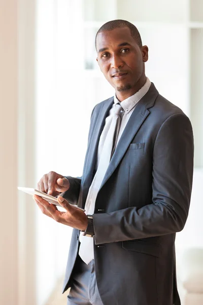 Africano americano homem de negócios usando um tátil tablet-Black peop — Fotografia de Stock