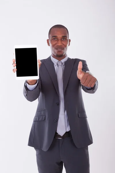 Africké americké obchodní muž pomocí hmatové tabletu přes bílý — Stock fotografie