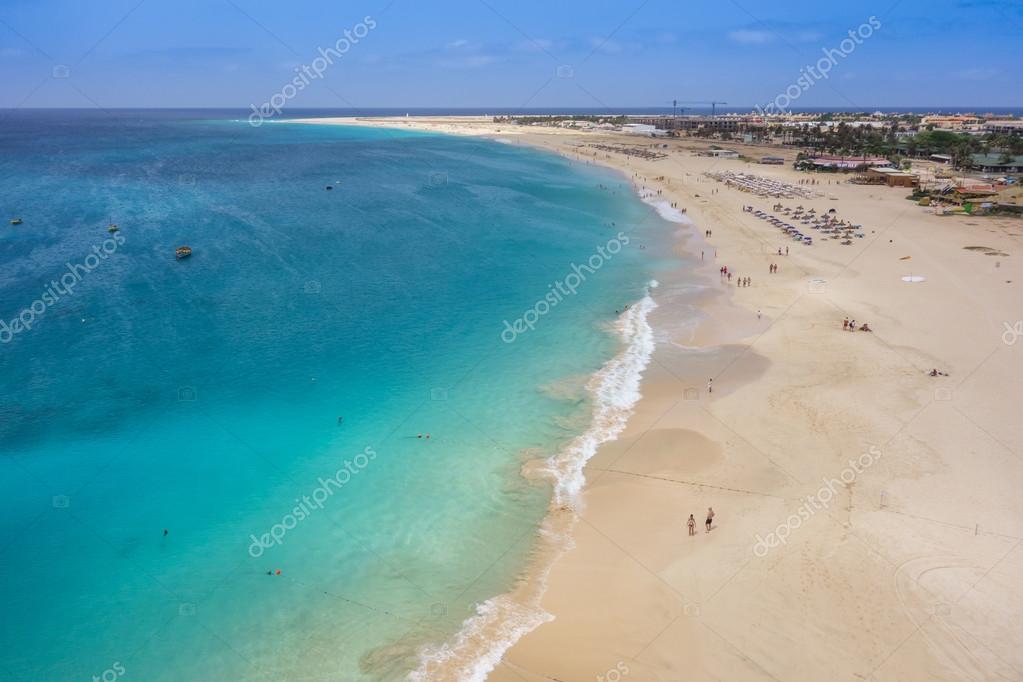 Vista aérea da praia de Santa Maria em Sal Island Cabo Verde - Cabo — Stock Photo © sam741002 ...