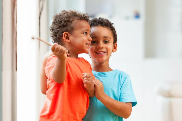 Дети африканских американских братьев играют вместе — стоковое фото