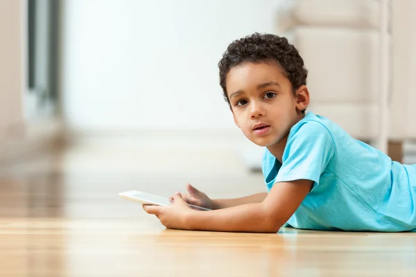 非洲裔美国小男孩用触觉的平板电脑 — 图库照片