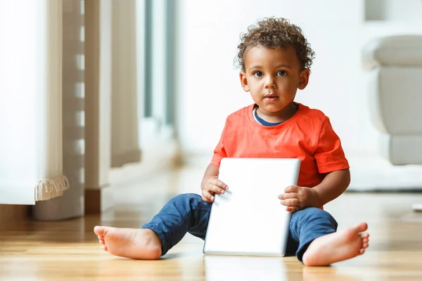 Anak kecil Afrika Amerika menggunakan tablet taktil — Stok Foto