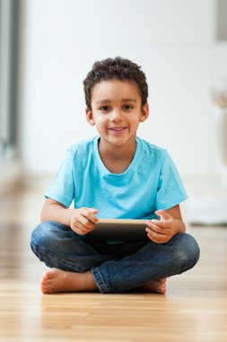 Afrika kökenli Amerikalı küçük çocuk dokunsal tablet kullanma