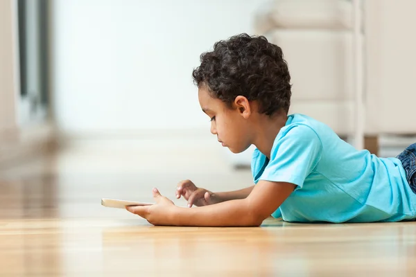 African american jongetje met behulp van een tactiele tablet — Stockfoto