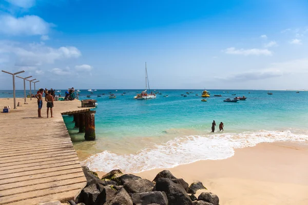 Понтон на пляже Санта-Мария на острове Сал Кабо-Верде - Кабо-Верде — стоковое фото