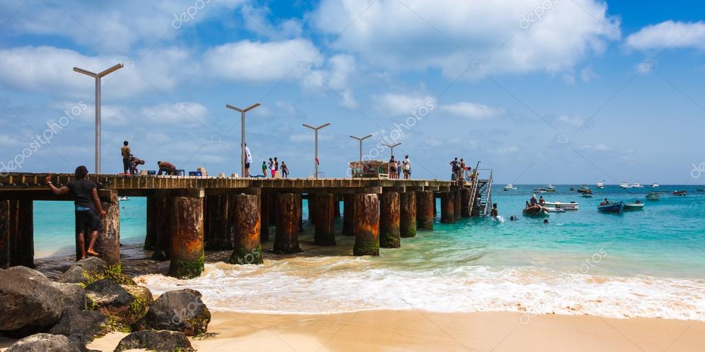 Pontão de praia de Santa Maria em Sal Island Cabo Verde - Cabo Verde fotos, imagens de ...