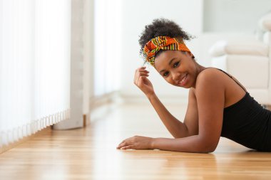 Afrika başörtüsü takan güzel Afro-Amerikan kadın -