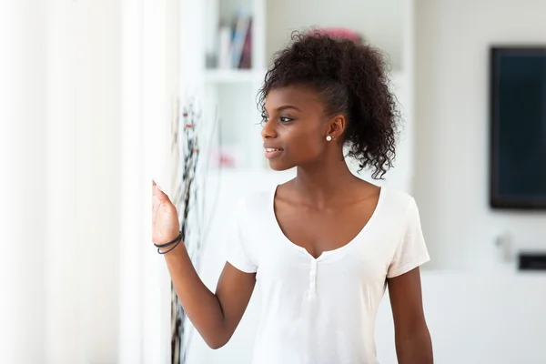 Schöne afrikanisch-amerikanische Frau Porträt - schwarze Menschen — Stockfoto