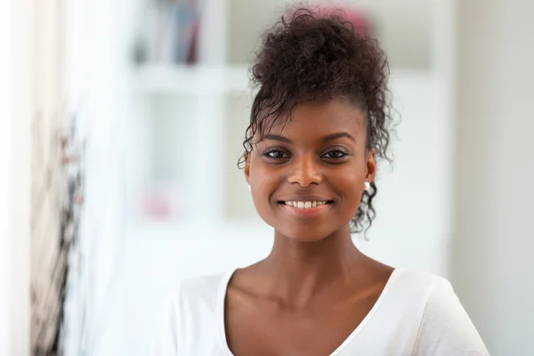 Güzel bir Afrikalı-Amerikalı kadın portre - siyah insanlar — Stok fotoğraf