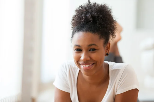 Retrato de mulher afro-americana bonita - pessoas negras — Fotografia de Stock