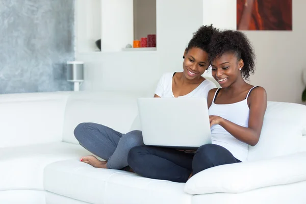 Meninas estudante afro-americanos usando um computador portátil - preto p — Fotografia de Stock