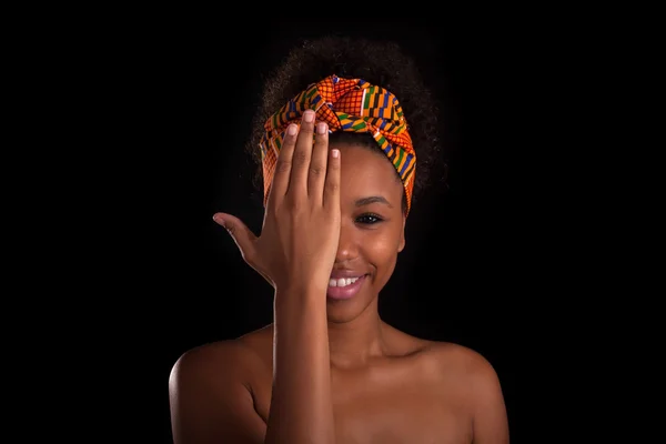 Joven mujer africana hermosa, aislado sobre fondo negro — Foto de Stock