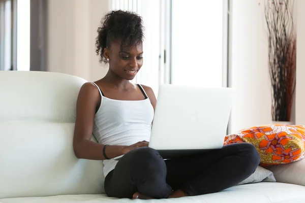 Menina estudante afro-americano usando um computador portátil - preto pe — Fotografia de Stock