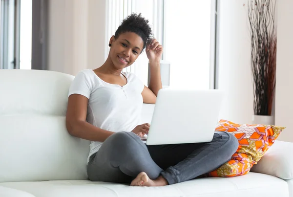African American student girl using a laptop computer - black pe — Stock Photo, Image