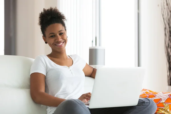 Niña estudiante afroamericana usando una computadora portátil - negro pe —  Fotos de Stock