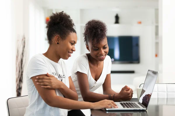 African American student girls using a laptop computer - black p — Stock Photo, Image