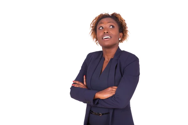 Mujer afroamericana con los brazos cruzados mirando hacia arriba, aislada en —  Fotos de Stock