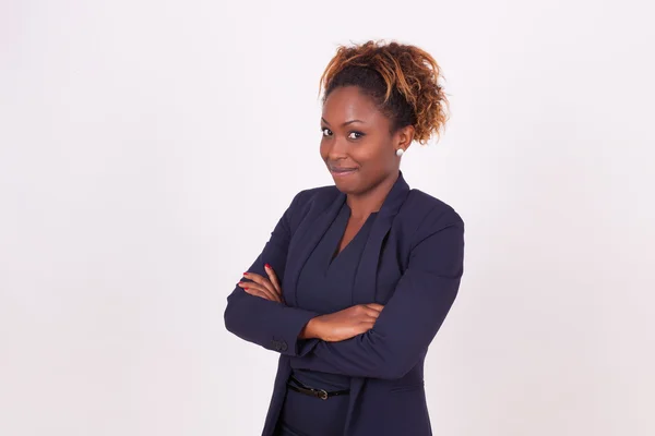 Mujer afroamericana con los brazos cruzados, aislada sobre fondo gris — Foto de Stock