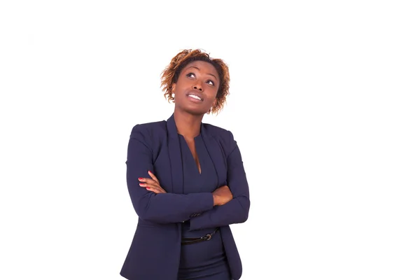 Mujer afroamericana con los brazos cruzados mirando hacia arriba, aislada en — Foto de Stock