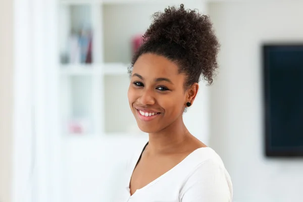 Hermoso retrato de mujer afroamericana - Gente negra —  Fotos de Stock