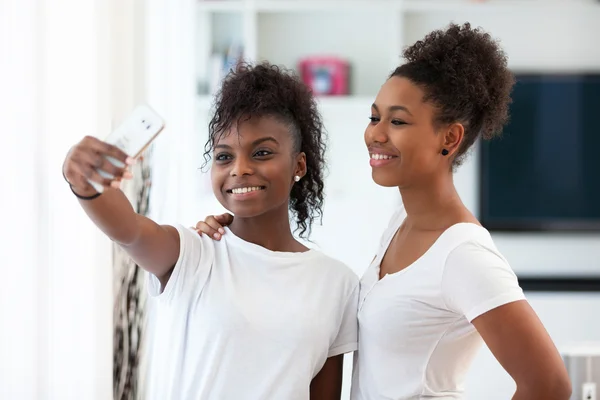 African American teenage girls taking a selfie picture with a sm — Stock Photo, Image
