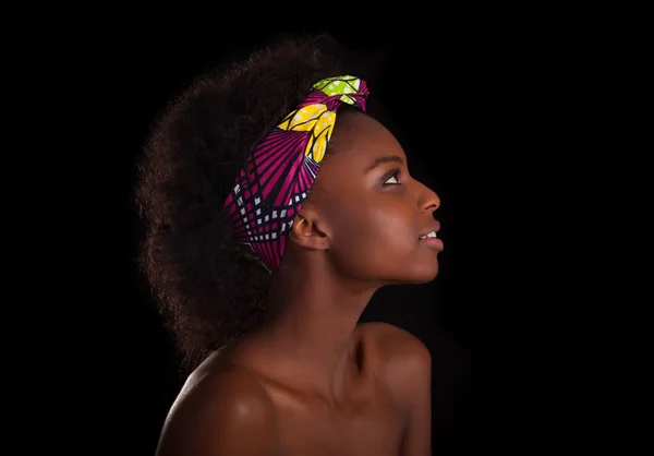 Tineri frumos african femeie portret, izolat peste negru spate — Fotografie, imagine de stoc